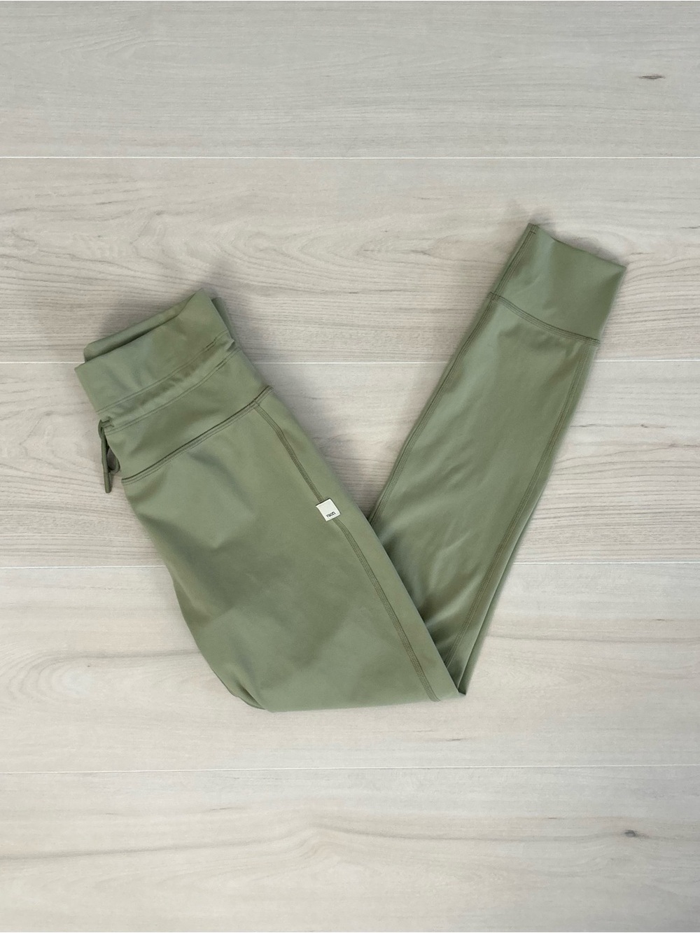 green vuori daily leggings